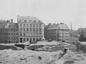 Udgravningen af JarmersTårn og den tilstødende bymur. I baggrunden NørreVoldgade til venstre ogudmundingen-af Sankt Peders Stræde.jpg